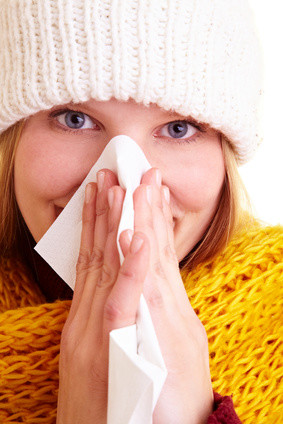 Frau putzt sich die Nase Frau, Taschentuch, Schnupfen, Grippe, Erkältung, Kälte, Winter, Krankheit, Allergie, schnäuzen, Nase, putzen, Hygiene, Sauberkeit, allergisch, niesen, Portrait, Gesundheit, infizieren, Infektion, ansteckend, Influenza, grippaler Infekt, glücklich, Ansteckung, Rhinitis, Sternutation, krank, Papiertaschentuch, hygienisch, gelb, Anstrengung, sauber, verdeckt, Hand, Hände, Mensch, Person, Kopf, Gesicht, Europäer, blond, 20-30, Jahre, 20+, weiß, Freisteller, frontal, vertikal